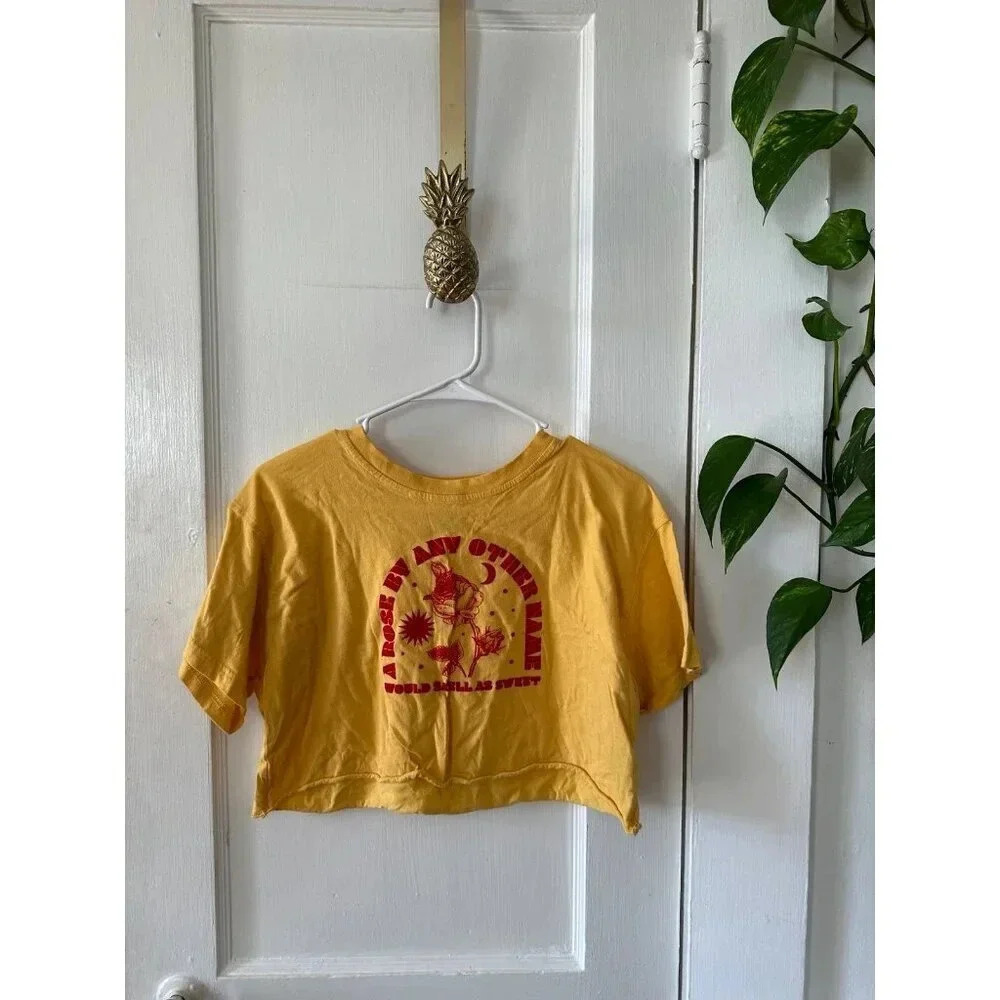 Forever21 Women’s size Medium cropped shirt